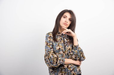 Beyaz arka planda duran esmer kadın. Yüksek kalite fotoğraf