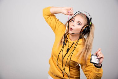Kulaklıklı sarışın kadın şakacı görünüyor. Yüksek kalite fotoğraf