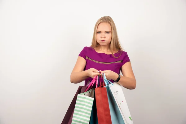 Cansado Adicto Las Compras Sosteniendo Coloridas Bolsas Compras Foto Alta —  Fotos de Stock