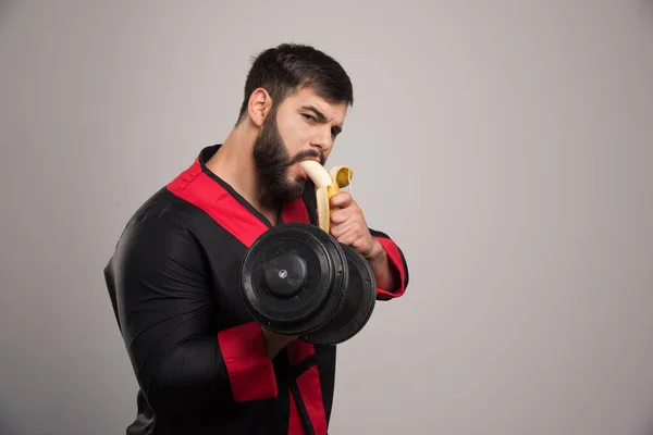 Giovanotto Che Mangia Una Banana Tiene Manubrio Foto Alta Qualità — Foto Stock