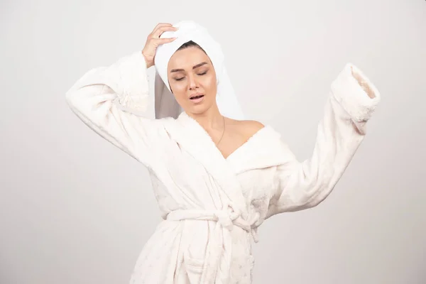 Mulher Bonita Roupão Banho Branco Posando Uma Parede Branca Foto — Fotografia de Stock