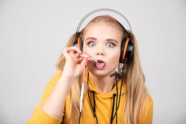 Donna Bionda Con Cuffie Che Guarda Telecamera Foto Alta Qualità — Foto Stock