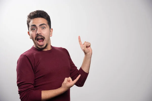 Ein Überraschter Brünetter Mann Zeigt Einen Finger Nach Oben Hochwertiges — Stockfoto