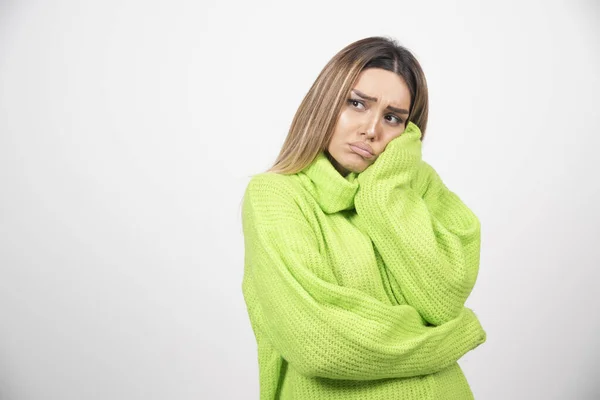 Junge Frau Posiert Grünem Shirt Vor Einer Weißen Wand Hochwertiges — Stockfoto