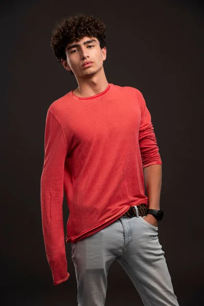 Mladý Model Červené Košili Pózuje Sebevědomě Obsazení Kvalitní Fotografie — Stock fotografie