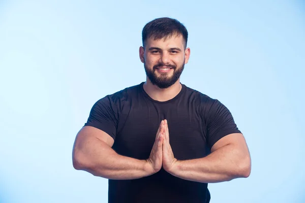 Uomo Sportivo Camicia Nera Che Unisce Mani Foto Alta Qualità — Foto Stock