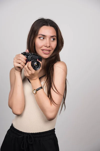 Young Woman Holding Camera Smiling High Quality Photo — Stock Photo, Image