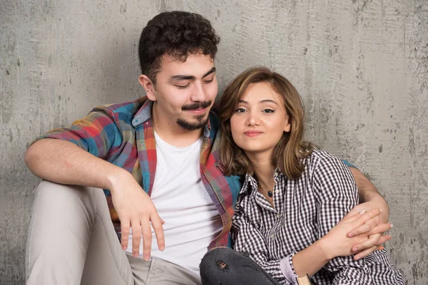 Foto Una Pareja Sonriente Sentada Suelo Foto Alta Calidad —  Fotos de Stock