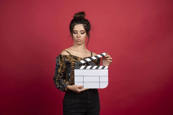 Brunette Girl Holding Blank Clapper Board Film Production Red Background — Stock Photo, Image