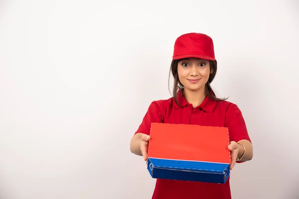 Młoda Uśmiechnięta Kobieta Czerwonym Mundurze Dostarczająca Pizzę Pudełku Wysokiej Jakości — Zdjęcie stockowe