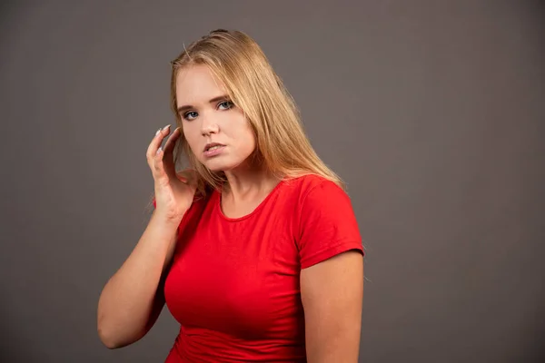 Mladá Žena Červené Košili Pózuje Tmavém Pozadí Kvalitní Fotografie — Stock fotografie