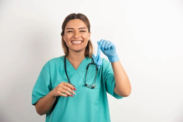 Doctora Joven Que Usa Guantes Látex Uniformes Sobre Fondo Blanco — Foto de Stock