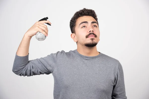 Joven Modelo Sosteniendo Una Botella Plástico Foto Alta Calidad — Foto de Stock