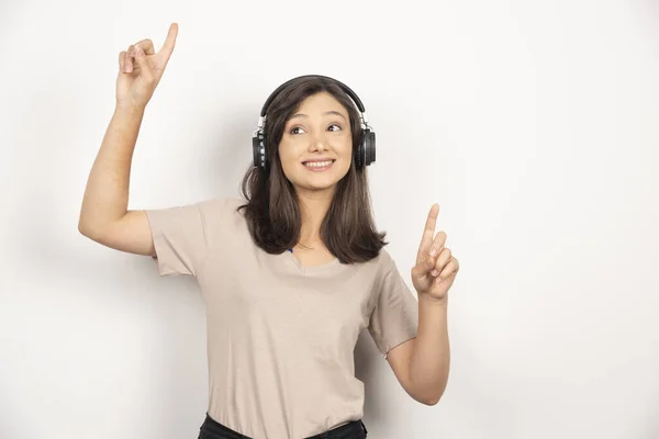 Söt Tjej Lyssnar Musik Med Sina Hörlurar Vit Bakgrund Högkvalitativt — Stockfoto