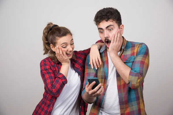 Immagine Una Giovane Donna Che Guarda Cellulare Del Suo Uomo — Foto Stock