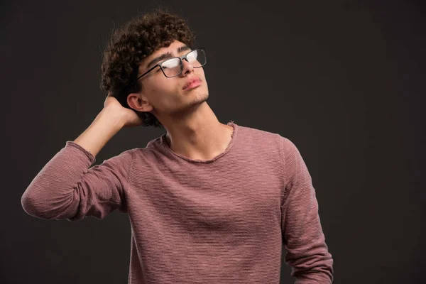 Jeune Garçon Avec Une Coiffure Bouclée Portant Des Lunettes Photo — Photo