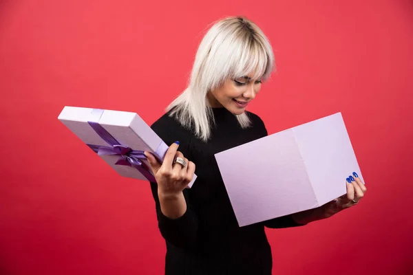 Ung Kvinna Upphetsad Över Present Röd Bakgrund — Stockfoto