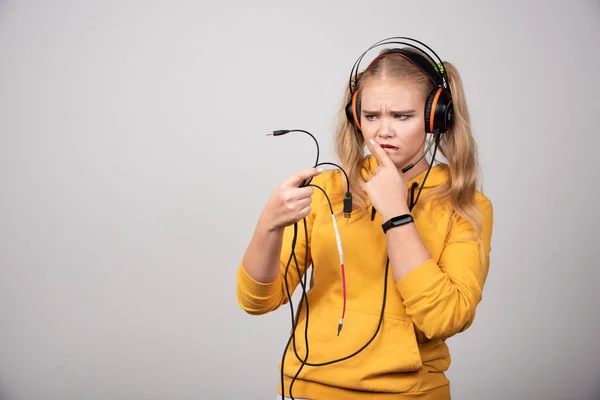 Een Blonde Vrouw Met Een Koptelefoon Die Naar Snoeren Kijkt — Stockfoto