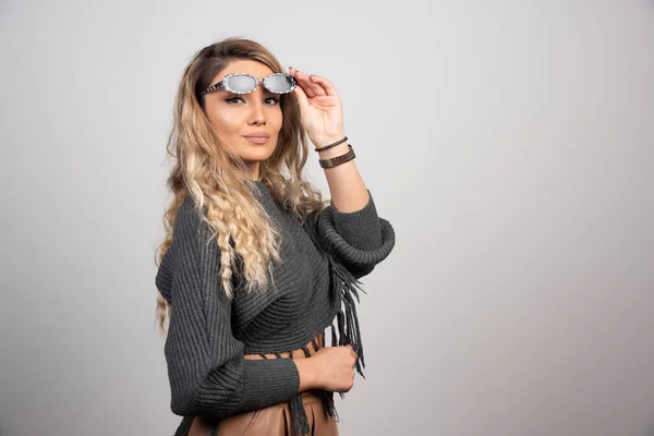 Ung Kvinna Med Glasögon Som Tittar Kameran Högkvalitativt Foto — Stockfoto