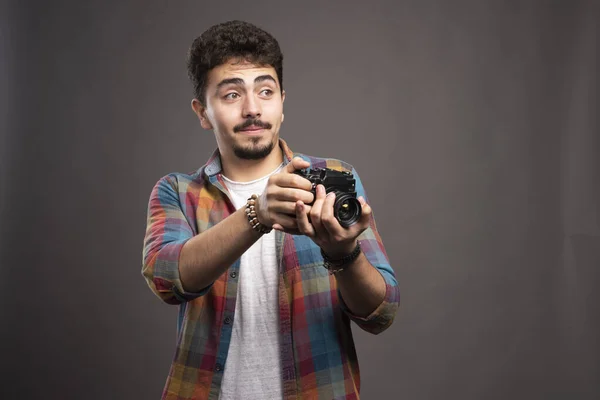 Молодой Человек Фотоаппаратом Заднем Плане — стоковое фото