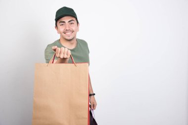 Beyaz arka planda alışveriş torbaları olan mutlu bir adam. Yüksek kalite fotoğraf