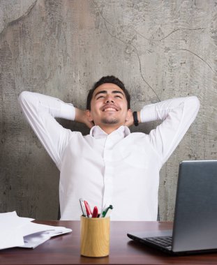 Elinde kağıtlarla gülümseyen bir çalışan ve masada oturuyor. Yüksek kalite fotoğraf
