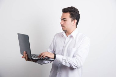 Beyaz arka planda ciddi ifadeleri olan bir iş adamı. Yüksek kalite fotoğraf