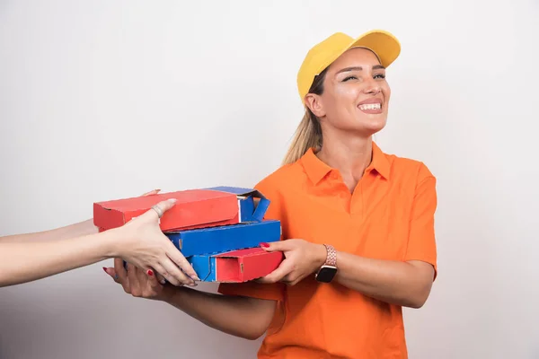 Pizzafutár Pizzás Dobozokat Szállít Vásárlóknak Fehér Háttérrel Kiváló Minőségű Fénykép — Stock Fotó