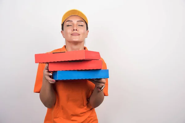 Pizzafutár Kezében Pizza Dobozok Békés Arc Fehér Háttér Kiváló Minőségű — Stock Fotó