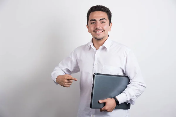 Бізнесмен Вказує Ноутбук Щасливим Виразом Білому Тлі Високоякісна Фотографія — стокове фото