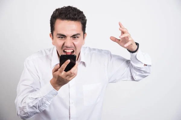 Verrückter Geschäftsmann Der Auf Weißem Hintergrund Sein Handy Anbrüllt Hochwertiges — Stockfoto