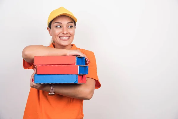 Mosolygó Futár Kezében Pizza Dobozok Fehér Háttér Kiváló Minőségű Fénykép — Stock Fotó