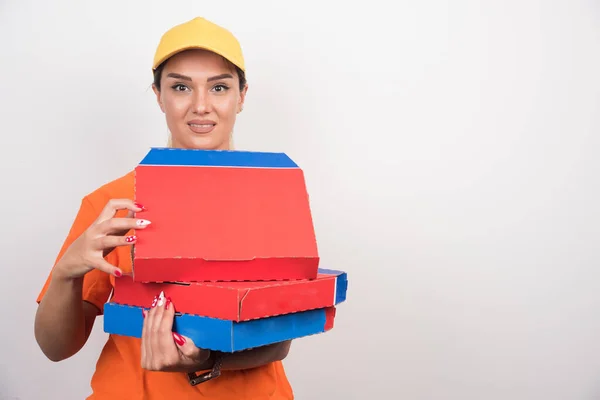 Postás Kezében Pizza Dobozok Fehér Háttér Kiváló Minőségű Fénykép — Stock Fotó