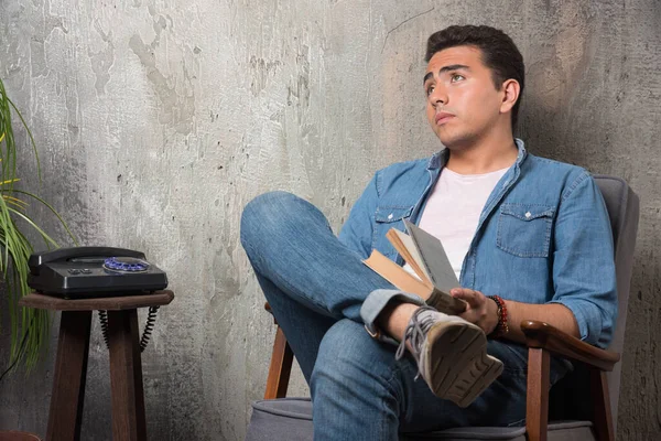 Jeune Homme Avec Livre Levant Les Yeux Assis Sur Une — Photo