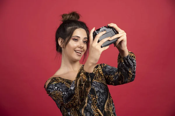 Bruneta Dívka Drží Profesionální Dslr Fotoaparát Bere Své Veselé Selfie — Stock fotografie