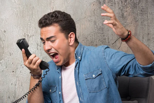 Homem Gritar Telefone Sentado Cadeira Foto Alta Qualidade — Fotografia de Stock