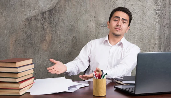 Funcionário Descontente Apontando Para Folhas Papel Sentado Mesa Foto Alta — Fotografia de Stock