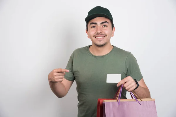 Jeune Homme Pointant Vers Carte Crédit Sur Fond Blanc Photo — Photo