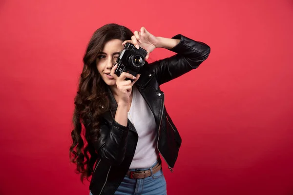 Mujer Fotógrafa Tomando Fotos Con Una Cámara Fotográfica Sobre Fondo — Foto de Stock