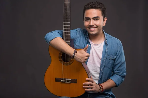 Guitarrista Sosteniendo Una Guitarra Sobre Fondo Oscuro Foto Alta Calidad — Foto de Stock