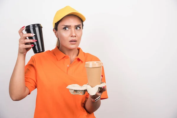 Női Futár Két Csésze Kávét Tart Fehér Háttérrel Kiváló Minőségű — Stock Fotó