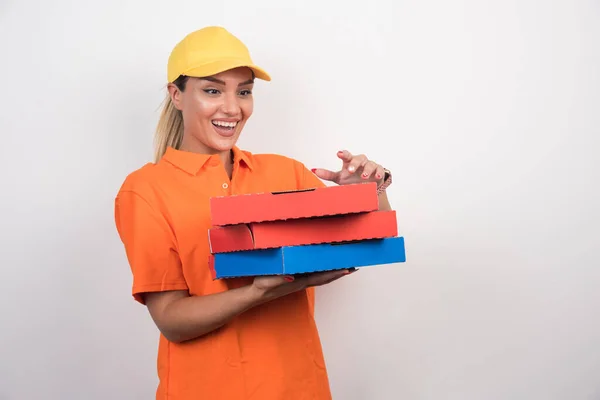 Pizzafutár Próbál Kinyitni Pizza Doboz Boldog Arccal Fehér Háttér Kiváló — Stock Fotó