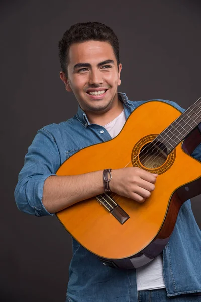 Músico Positivo Tocando Guitarra Fundo Preto — Fotografia de Stock