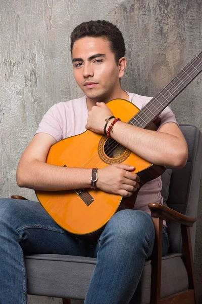 Mladý Hudebník Objímající Kytaru Mramorovém Pozadí — Stock fotografie