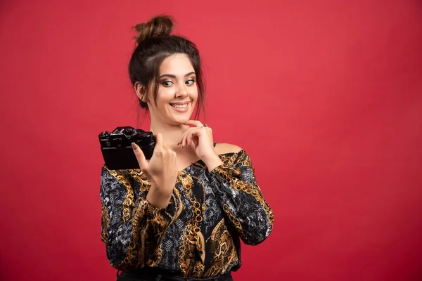 Menina Fotografia Morena Tirando Suas Fotos Forma Sorridente Foto Alta — Fotografia de Stock