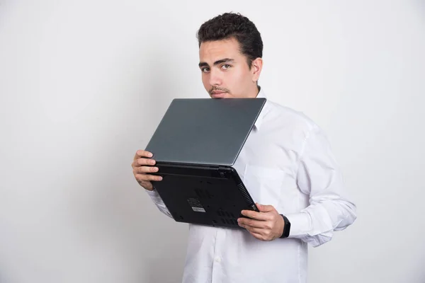 白い背景にノートパソコンを持っている若いビジネスマン 高品質の写真 — ストック写真