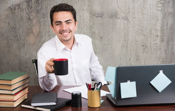 Молодой Бизнесмен Держит Чашку Чая Офисе Высокое Качество Фото — стоковое фото