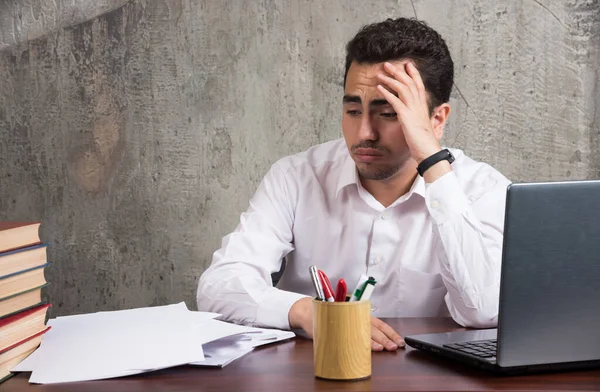 Funcionário Cansado Sentado Mesa Com Folhas Papel Foto Alta Qualidade — Fotografia de Stock