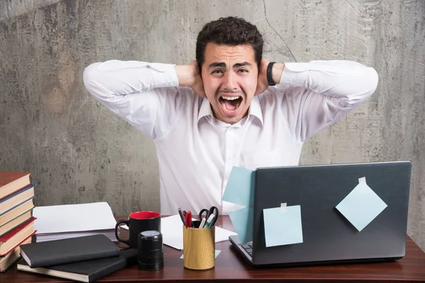 Офісний Працівник Кричить Тримаючи Вуха Офісним Столом Високоякісна Фотографія — стокове фото
