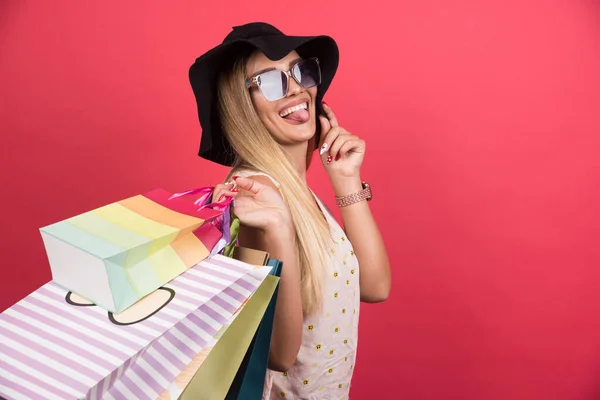 Glückliche Frau Mit Brille Und Hut Die Ihre Einkaufstüten Auf — Stockfoto